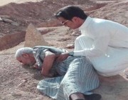 صورة لمواطن مسن ينكب على قبر زوجته ويقبله.. وابنه يوضح التفاصيل