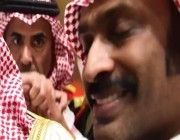  بالفيديو: شاهد ردة فعل “عبد العزيز الفغم” عندما وضع الفنان حبيب الحبيب يده على كتف الملك