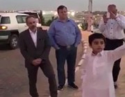 بالفيديو.. مرشد سياحي يستعين بـ”طفل” ليترجم لسياح أجانب بالقصيم