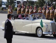 تعرف على السيارة المرسيدس  المميزة التي استُخدمت في مراسم استقبال خادم الحرمين بالأردن