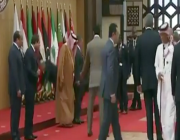 شاهد: لحظة السقوط العنيف للرئيس اللبناني ميشال عون داخل قاعة القمة العربية خلف الملك سلمان 