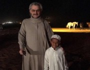 بعد انتشار مقطعه.. الأمير الوليد بن طلال يلتقي بالطفل “السحلي” (صور)