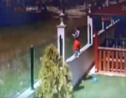 فيديو: كاميرا مراقبة ترصد لحظة هروب طفل من منزل أسرته.. لكن مفاجأة مرعبة كانت تنتظره بالخارج!