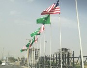 بالفيديو: سر رفرفة العلم السعودي بسهولة عن الأمريكي في شوارع الرياض