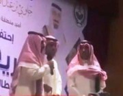 بالفيديو: شاعر يفاجئ الحضور ويقترض 20 ألف ريال من رجل أعمال للمساهمة في حملة لإطلاق السجناء‎
