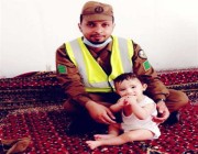 صورة مُتداولة لرجل أمن يرعى طفلاً سورياً توفيت والدته خلال أدائها الحج