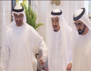 محمد بن راشد يعايد السعوديين بقبلة على رأس الملك سلمان