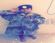 “طفل” يرتدي بدلة والده المرابط ويحتفل باليوم الوطني على طريقته الخاصة (صورة)