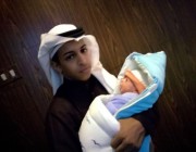 أصغر عريس في تبوك يرزق بمولوده الأول بعد زواجه بعامين (صور)