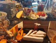 فندق شهير في الخُبر يغرد بالدعوة لتناول  “الجبن والخمر”