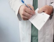 لماذا يكتب الأطباء بخط غير مفهوم؟