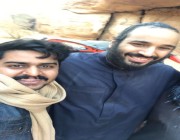 بالفيديو والصور .. شبان سعوديون يلتقطون السيلفي مع ولي العهد في العلا