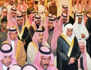 بالصور.. أمير الرياض يؤدي صلاة الميت على الأمير عبدالعزيز بن بندر