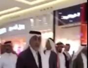 بالفيديو إجابة بائع سعودي بمول بالطائف حول عدم لبس الثوب تثير تعجب الأمير خالد الفيصل 