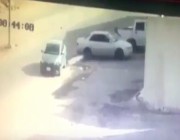 بالفيديو.. لص يسرق سيارة متوقفة أمام منزل شرق الرياض.. ويكاد يدهس شخصاً حاول إيقافه