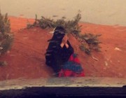 بالفيديو.. القصة الكاملة لـ “صورة المسنة المؤثرة” التي كانت تدعو تحت المطر شفائها