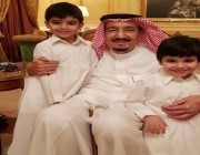 بالصور.. خادم الحرمين برفقة أبناء وأطفال أقاربه في مأدبة غداء بمنزل شقيقته