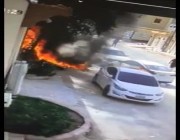 شاهد.. شاب يتدخل ويبعد سيارة كادت أن تحترق إثر حريق نشب بأحد المنازل في الخرج