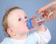تعرف على السن المناسب لشرب الرضيع للماء