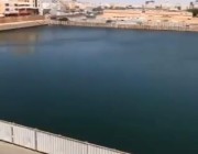 بالفيديو.. قطعة أرض وسط جدة تتحول لبحيرة كبيرة.. والأمانة تمنع المالك من تصريف المياه في شبكة الأمطار
