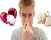 6 طرق تُخلصك من رائحة «البصل والثوم»