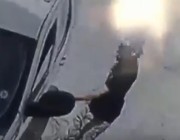 بالفيديو.. سرقة “تاهو” في وضع التشغيل بالرياض.. وسائقها يتعلق في السيارة لإيقاف اللص