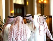 أمير مكة يوجه بإلزام المواطنين العاملين بالقطاع الخاص بالزي السعودي.. والمواطنات بالملابس المحتشمة