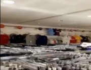 إعلان في “سناب شات” يقود لضبط آلاف المنتجات المقلدة بمحل ملابس رياضية في الرياض (فيديو)
