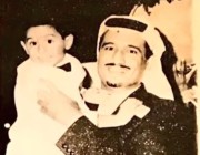 صورة قديمة في الستينيات للملك سلمان وهو يحمل ابنه الأمير أحمد