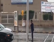 هكذا أبدع الشباب بعد تعطُّل «إشارات مرور» في الرياض (فيديو)