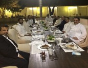 صورة خارج الرسميات تجمع ولي العهد بعدد من القادة العرب على طاولة العشا