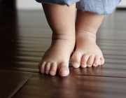 دراسة حديثة: «المشي الحافي» يعزز نمو الطفل