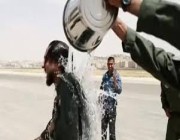 ضباط أردنيون يسكبون الماء على ولي عهد الأردن (فيديو)