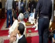 خبّأ سيفاً في ملابسه وصاح “الله أكبر”.. مصلون يوقفون شاباً حاول طعن خطيب مسجد في المغرب (فيديو)