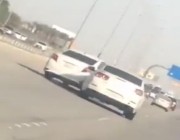 بالفيديو.. عناد بين سائقين ينتهي بحادث على طريق سريع