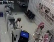 بالفيديو.. كاميرا مراقبة توثق سرقة شاب لمحل جوالات