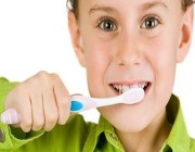 متى يستعمل الطفل معجون الأسنان المحتوي على الفلورايد؟