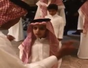بالفيديو.. ولي العهد برفقة ابنه سلمان يزوران الأمير مقرن في منزله