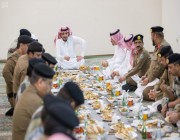 بالصور.. إفطار وزير الداخلية مع رجال الأمن المشاركين في خدمة ضيوف الرحمن