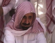شاهد من مقبرة العود .. لقطات مؤثرة لـ “جلوي بن عبدالعزيز” لحظة دفن والدته