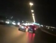 بالفيديو.. خلاف بين سائقين ينتهي بانحراف إحدى المركبتين واصطدامها بالرصيف