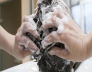 للرجال والنساء .. غسل الشعر يوميا عادة مضرة أم مفيدة ؟