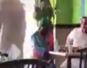 فيديو يُوثق لفتة طيبة من مواطن تجاه عامل نظافة دخل مطعماً متوشحاً بالعلم السعودي