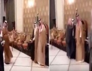 بالفيديو: شاب خليجي يتعرض لموقف محرج خلال حضوره حفل زفاف