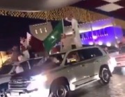 بالفيديو.. قطريون يتحدون الحمدين ويرفعون علم المملكة في قلب الدوحة