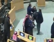 شاهد.. نائب أردني يناقض نفسه خلال ثوانٍ ويدخل في مشاجرة بعدما كان يدعو لاحترام الرأي الآخر