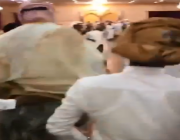 فيديو لشباب يُدْخِلون عريساً قصر أفراح على ظهر “حمار”.. وصاحب القصر يقاضيهم