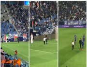 بالفيديو : طفل يقتحم الملعب ويؤخر مباراة الهلال والقادسية .. شاهد ردة فعل اللاعبين
