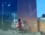 بالفيديو.. إنقاذ طفل من سقوط مروع في اللحظات الأخيرة بعد أن تركته أمه في عربة التسوق