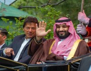 شاهد.. رئيس الوزراء الباكستاني يصطحب ولي العهد في عربة تجرُّها الخيول في جولة بإسلام آباد